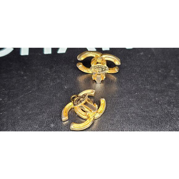 Chanel 1993 Ridged CC Clip-On Earrings - Picture 5 of 7